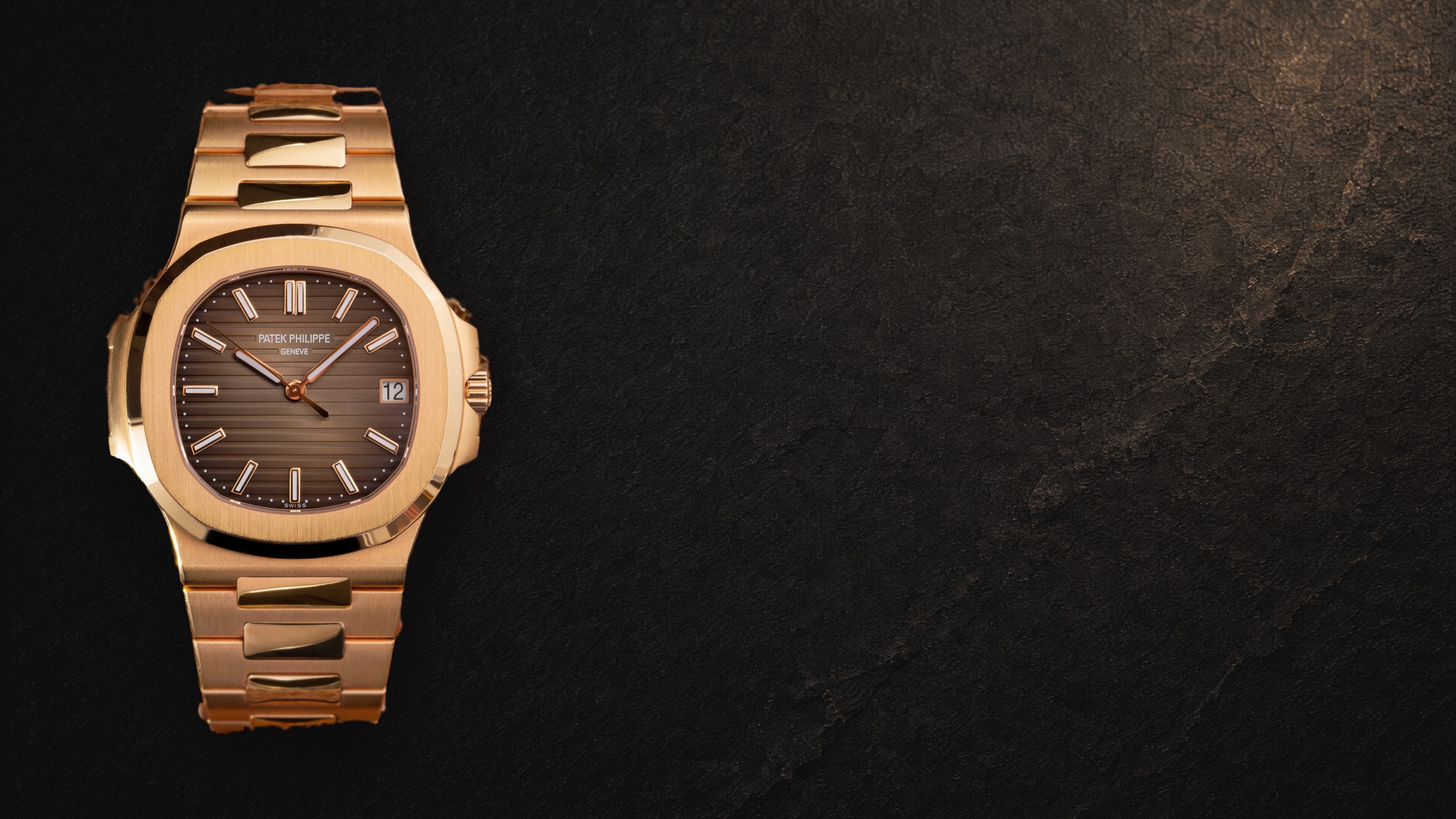 ساعة Patek Philippe Nautilus من الذهب الوردي، من الأعلى على حجر أسود