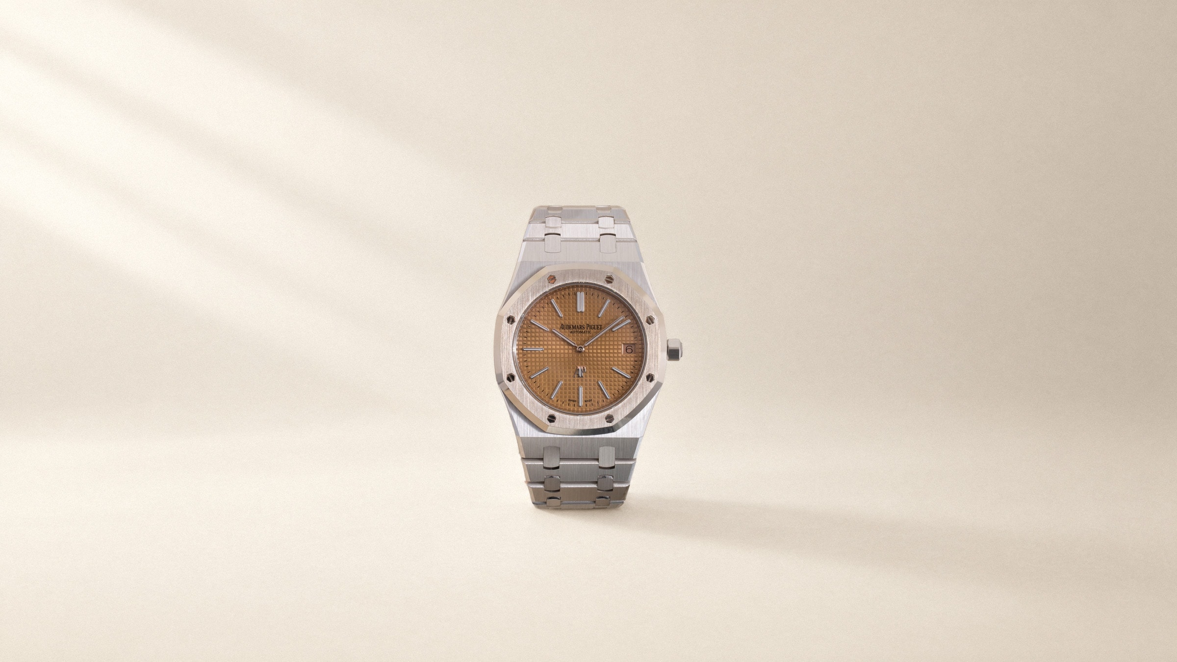 ساعة Audemars Piguet Royal Oak Jumbo بميناء بلون السلمون، على ورق عاجي في ضوء نهار ناعم