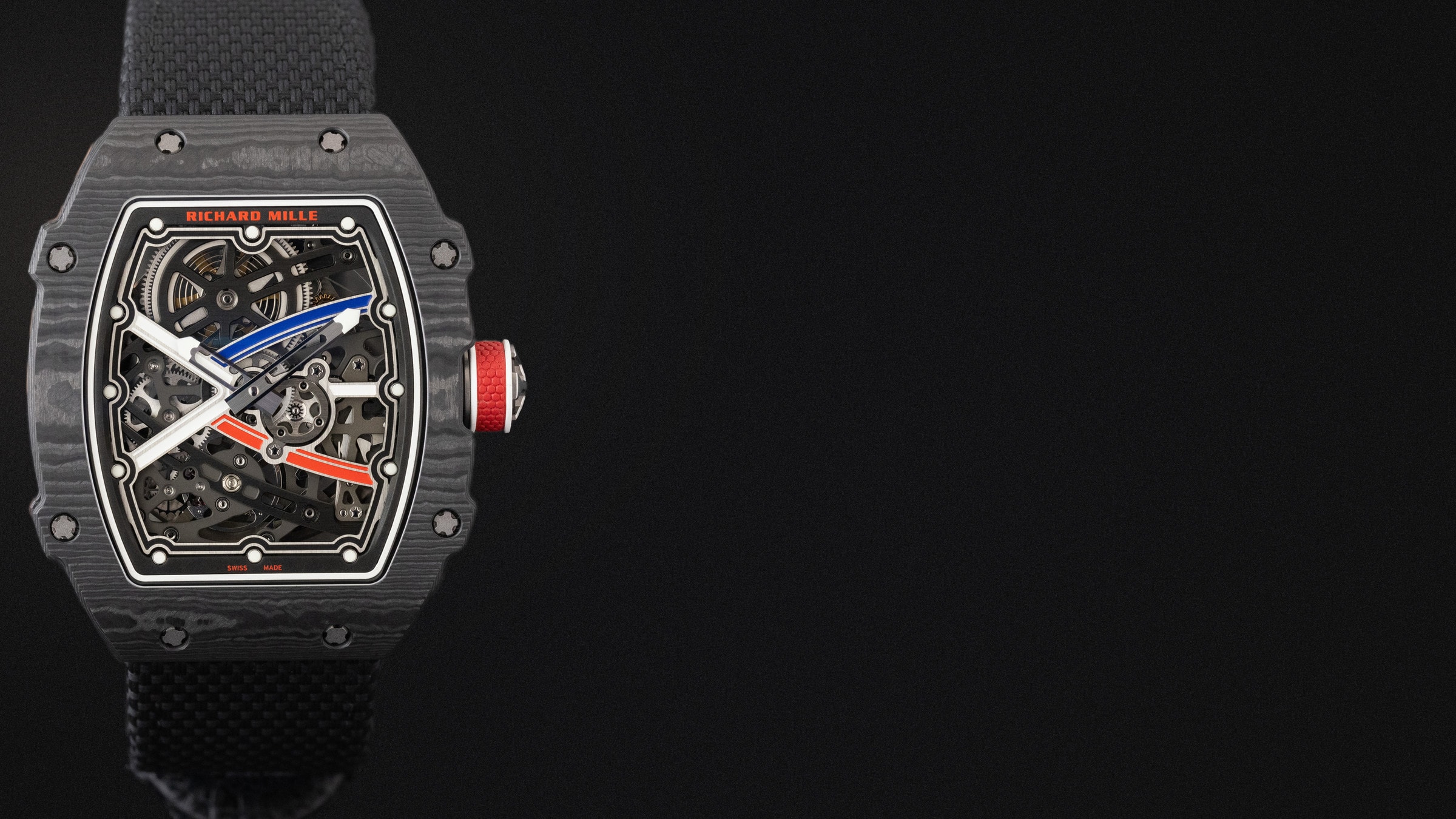 ساعة Richard Mille RM 67-02 من الكربون، لقطة مقرّبة على خلفية سوداء