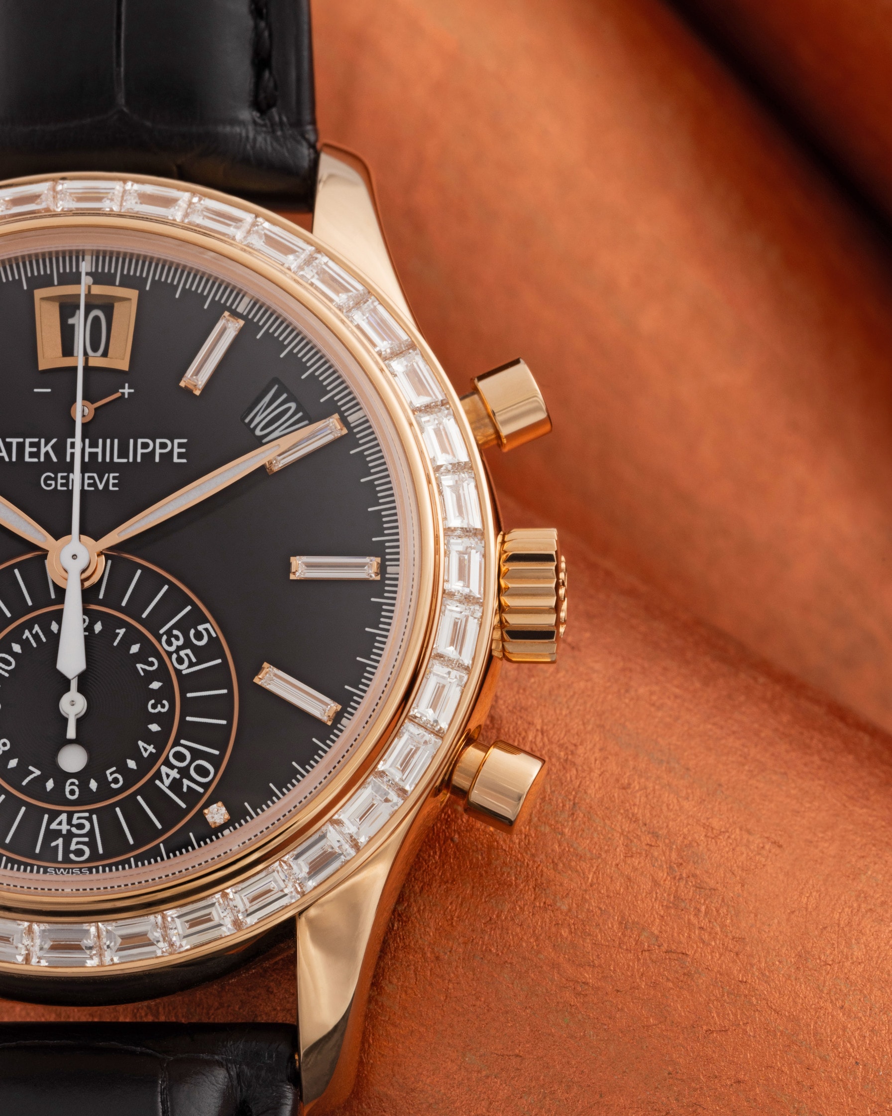 كرونوغراف Patek Philippe بتقويم سنوي من الذهب الوردي بإطار مرصّع بأحجار الباغيت، لقطة مقرّبة