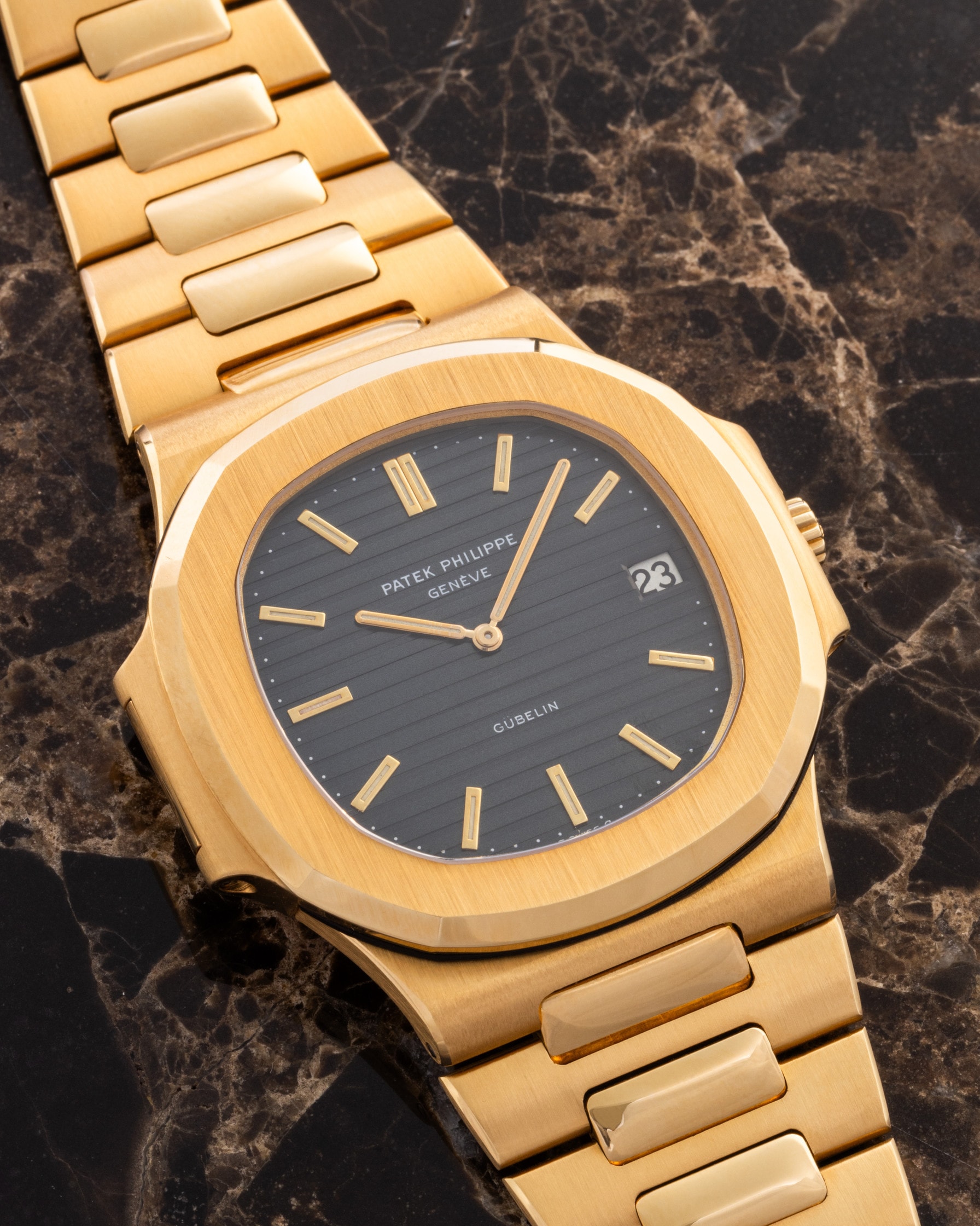 ساعة Patek Philippe Nautilus من الذهب الأصفر بميناء تحمل توقيع Gübelin، لقطة مقرّبة