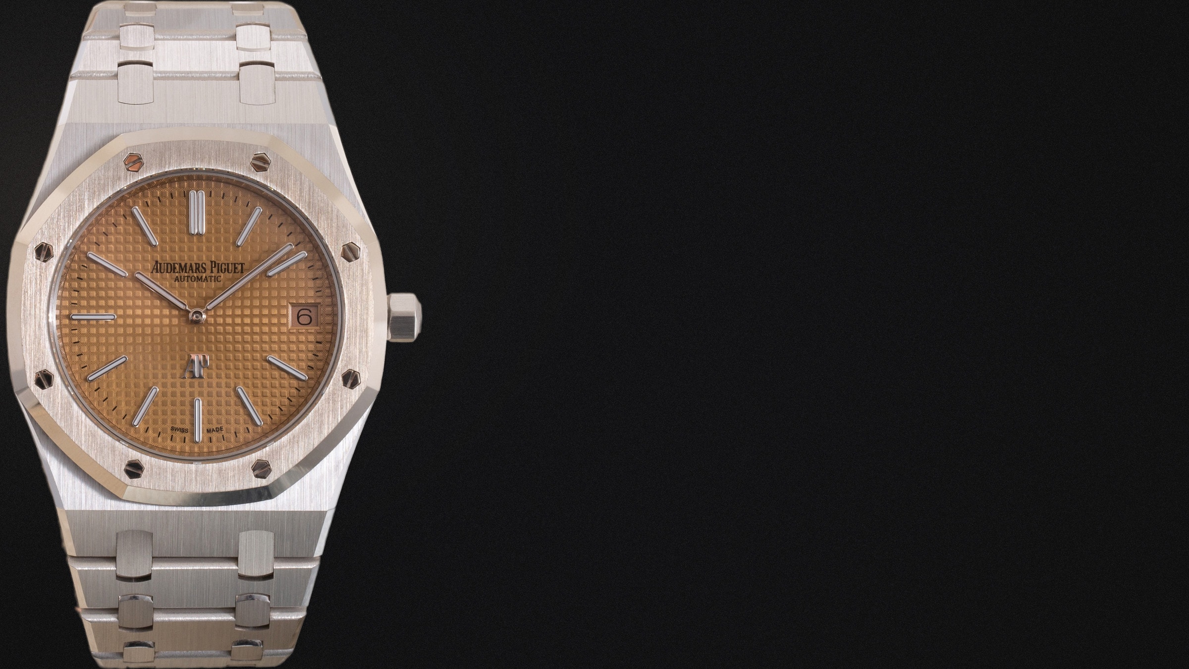 ساعة Audemars Piguet Royal Oak Jumbo بميناء بلون السلمون، لقطة مقرّبة على خلفية سوداء