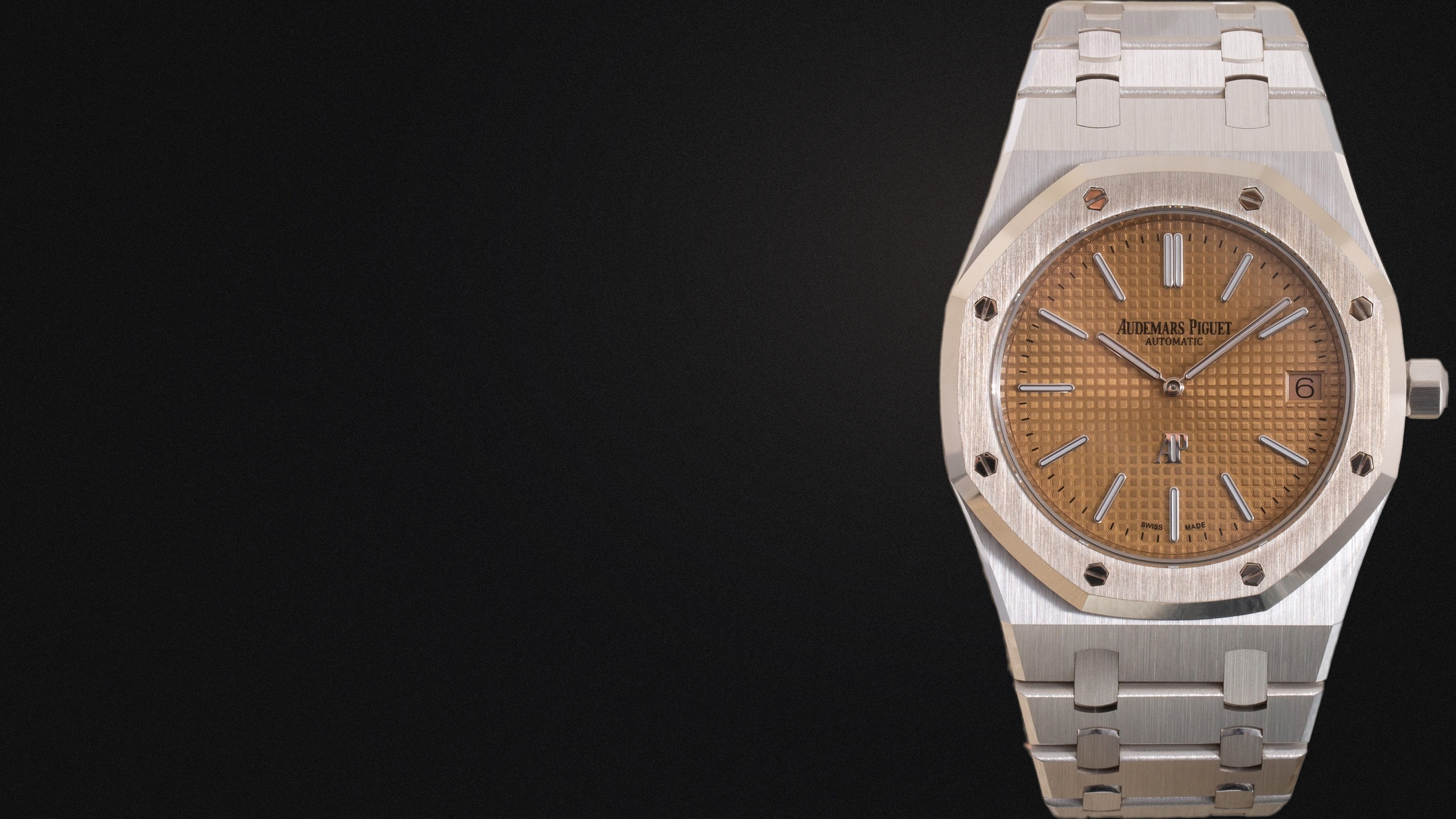 Audemars Piguet Royal Oak Jumbo mit lachsfarbenem Zifferblatt, Nahaufnahme auf Schwarz